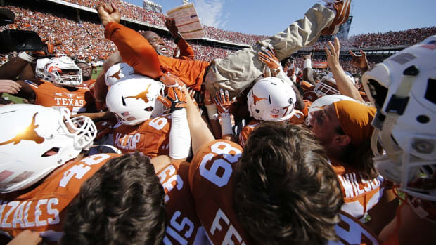 Texas fans go nuts after 'Horns upset Oklahoma